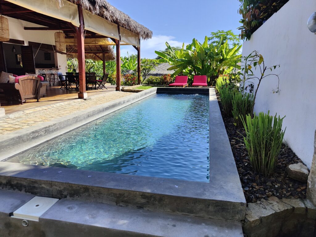 Villa avec piscine privée avec accés direct à une plage privée.